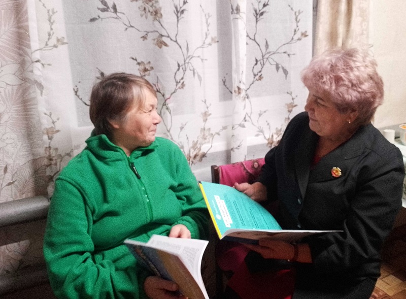 Библиотекарь навещает читателей на дому: акция в Международный день инвалидов