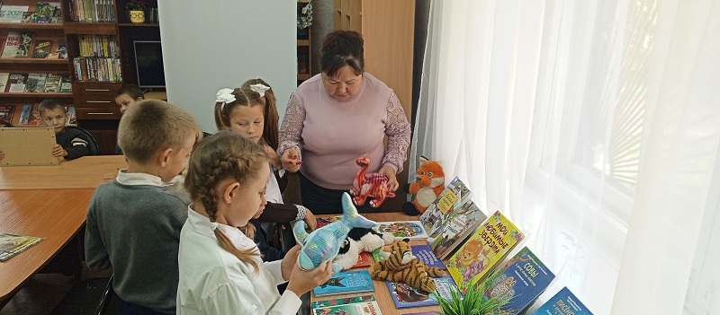 Открывай страницу-дверь, в книжке самый разный зверь