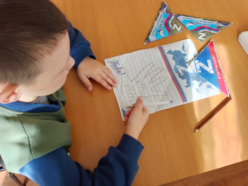 Библиотека присоединилась к акции «Новогодняя открытка солдату»