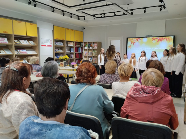 Литературная гостиная «Снова осень крылом, словно веером машет»