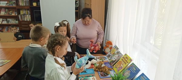 Открывай страницу-дверь, в книжке самый разный зверь