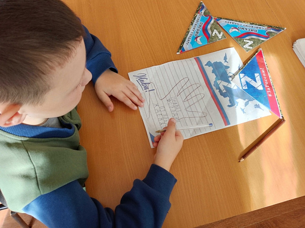 Библиотека присоединилась к акции «Новогодняя открытка солдату»